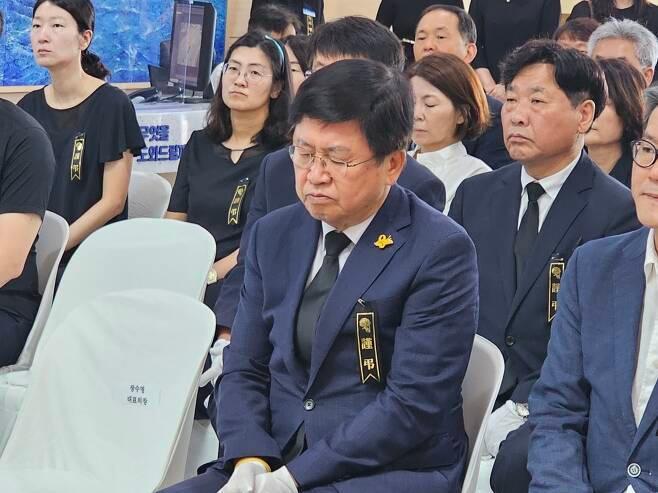 본문 이미지 - 지난 4일 오전 세종시교육청 1층에서 열린 서이초 교사 추도식에서 참석한 최교진 교육감. / 뉴스1