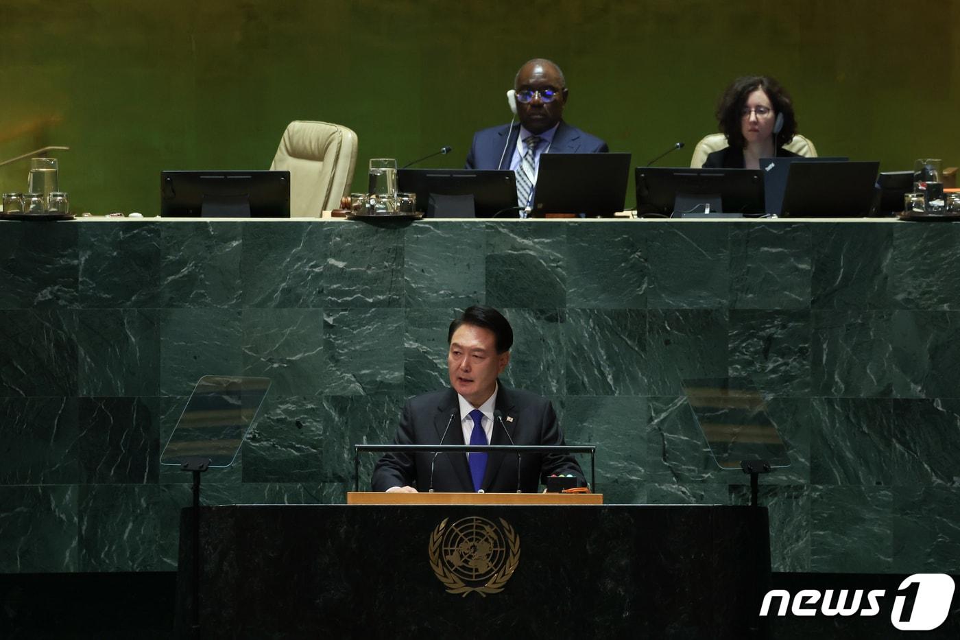 본문 이미지 - 윤석열 대통령이 20일 오후(현지시간) 미국 뉴욕 유엔(UN) 본부에서 열린 제78차 유엔총회에서 기조연설을 하고 있다. (대통령실 제공) 2023.9.21/뉴스1 ⓒ News1 안은나 기자