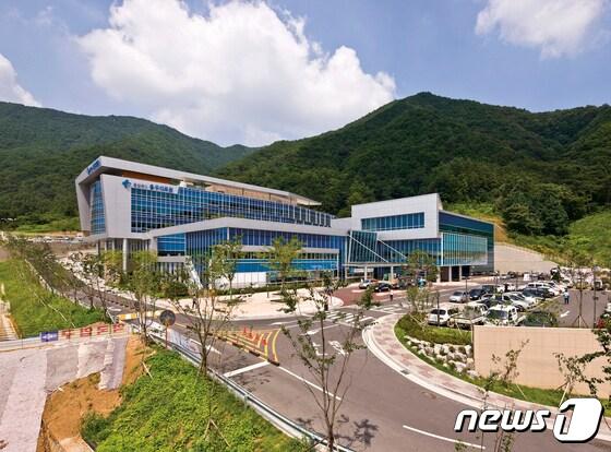 본문 이미지 -  22일 충북 충주시는 추석 연휴에 응급진료체계를 운영한다고 밝혔다. 사진은 충주의료원 전경.(자료사진)2023.9.22/뉴스1
