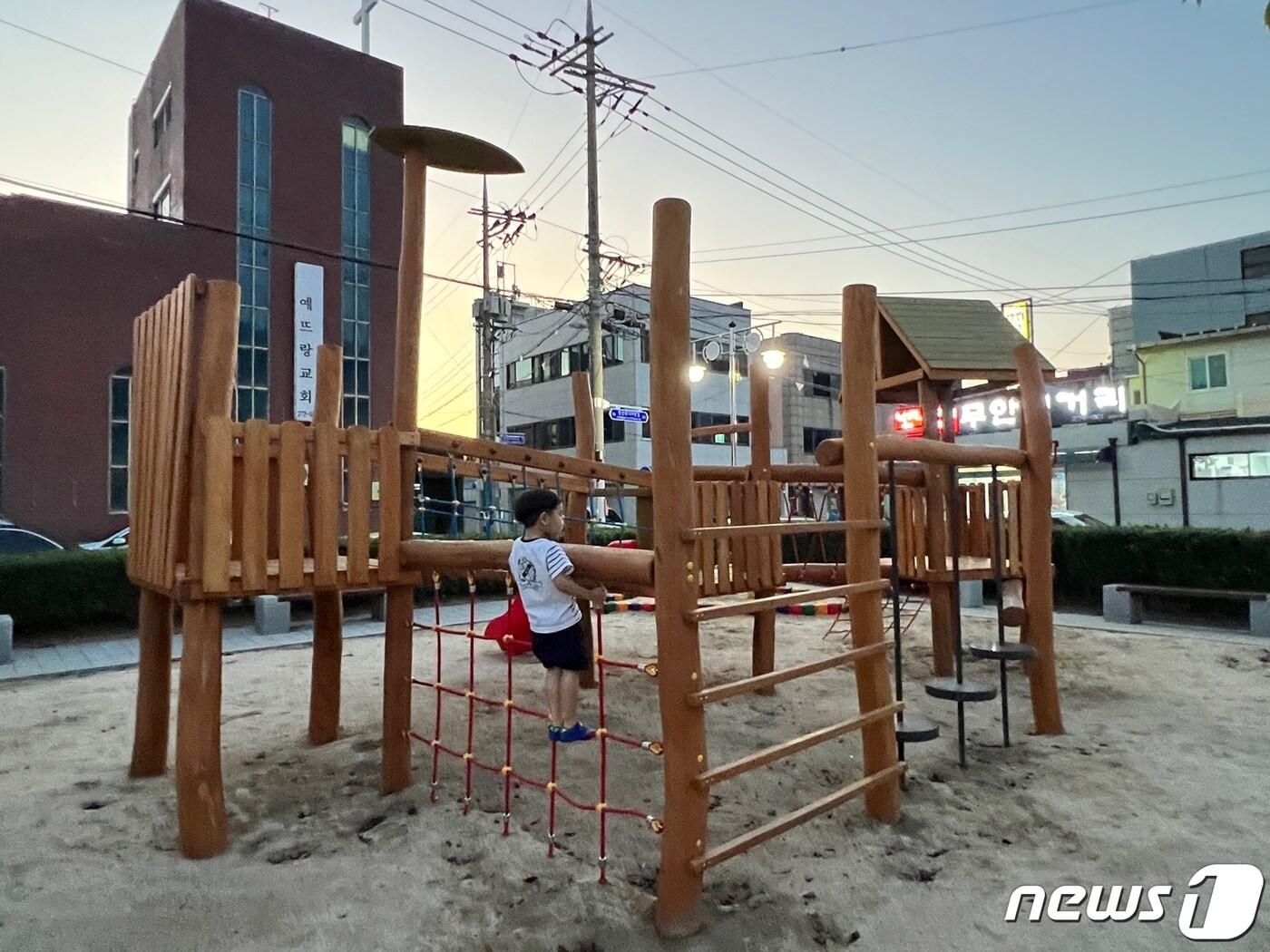 본문 이미지 - 목포시 용당어린이공원에 마련된 친환경 목재 놀이터.(전남도 제공) 2023.9.22/뉴스1