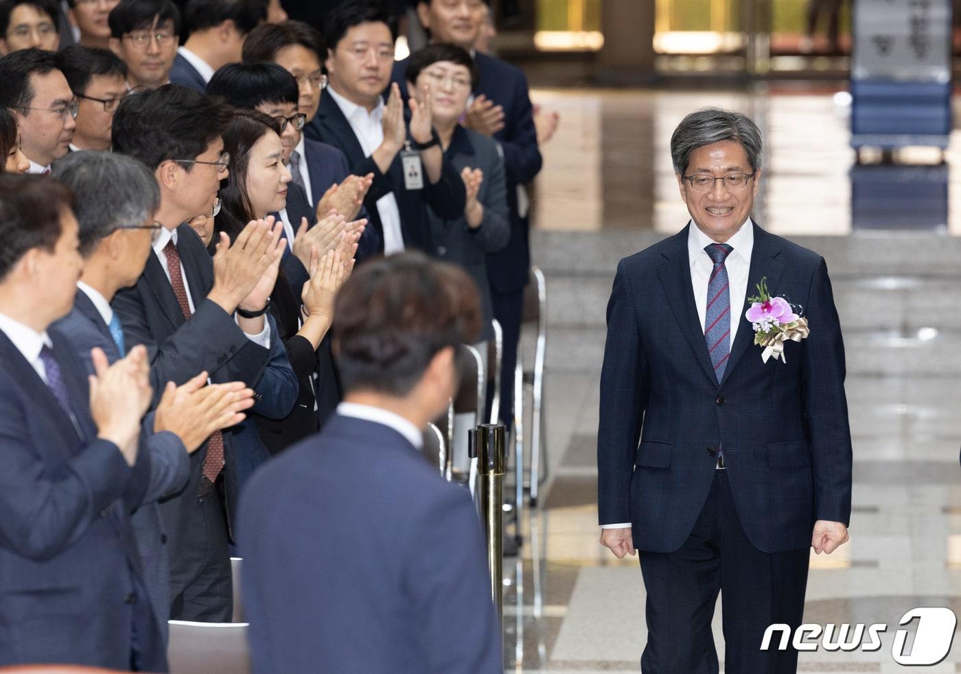 본문 이미지 - 김명수 대법원장이 22일 오전 서울 서초구 대법원에서 열린 퇴임식에 참석하고 있다. 2023.9.22/뉴스1 ⓒ News1 이재명 기자