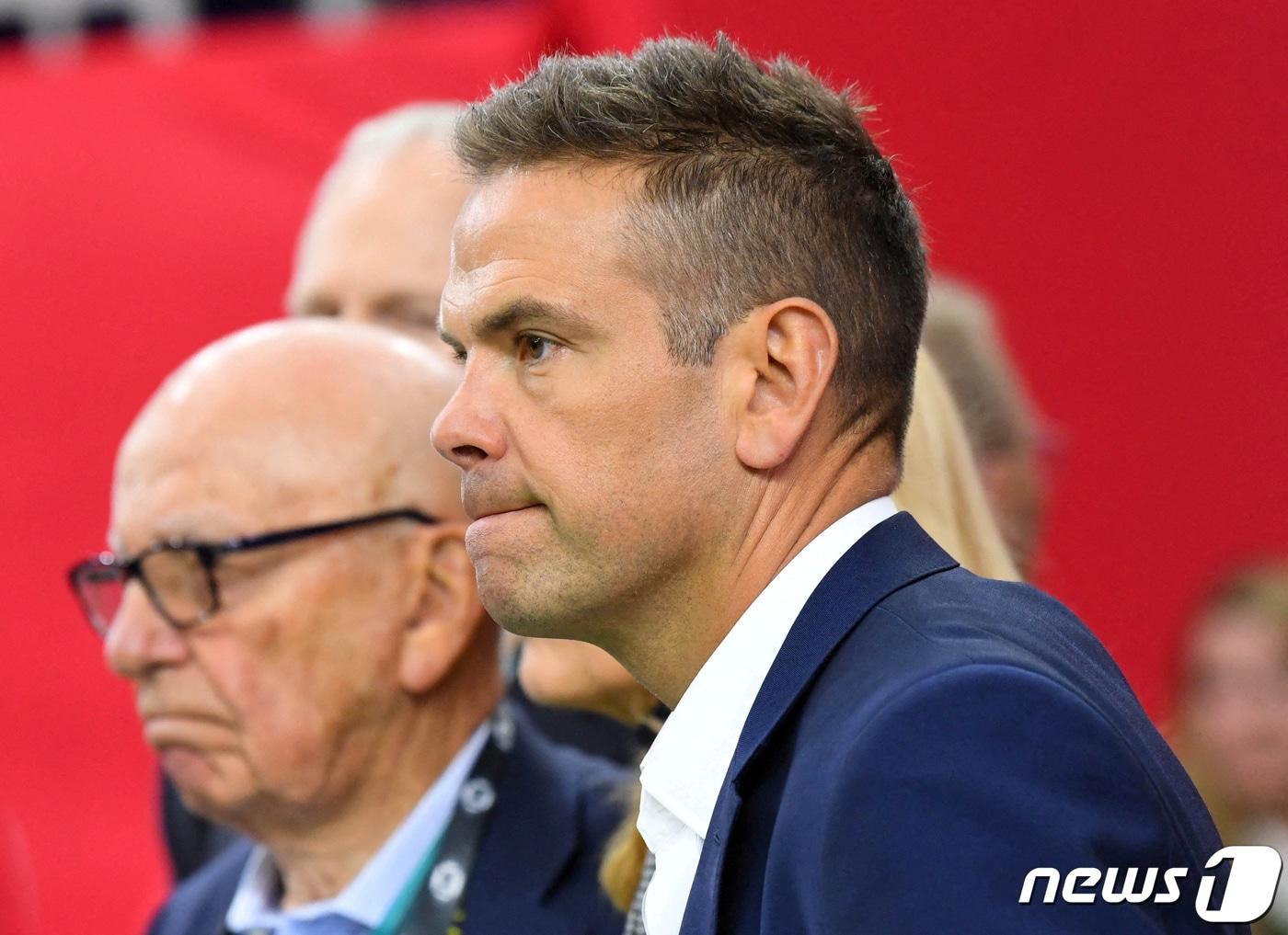 본문 이미지 - 미국 언론재벌 루퍼트 머독은 21일(현지시간) 성명을 통해 오는 11월부터 자신의 장남 라클런 머독이 뉴스코프의 회장직을 맡게된다고 밝혔다. 사진은 머독(왼쪽)과 라클런(오른쪽)이 지난 2017년 2월 텍사스 휴스턴에서 슈퍼볼 경기를 관람하는 모습. 2023.9.21. ⓒ 로이터=뉴스1 ⓒ News1 김성식 기자