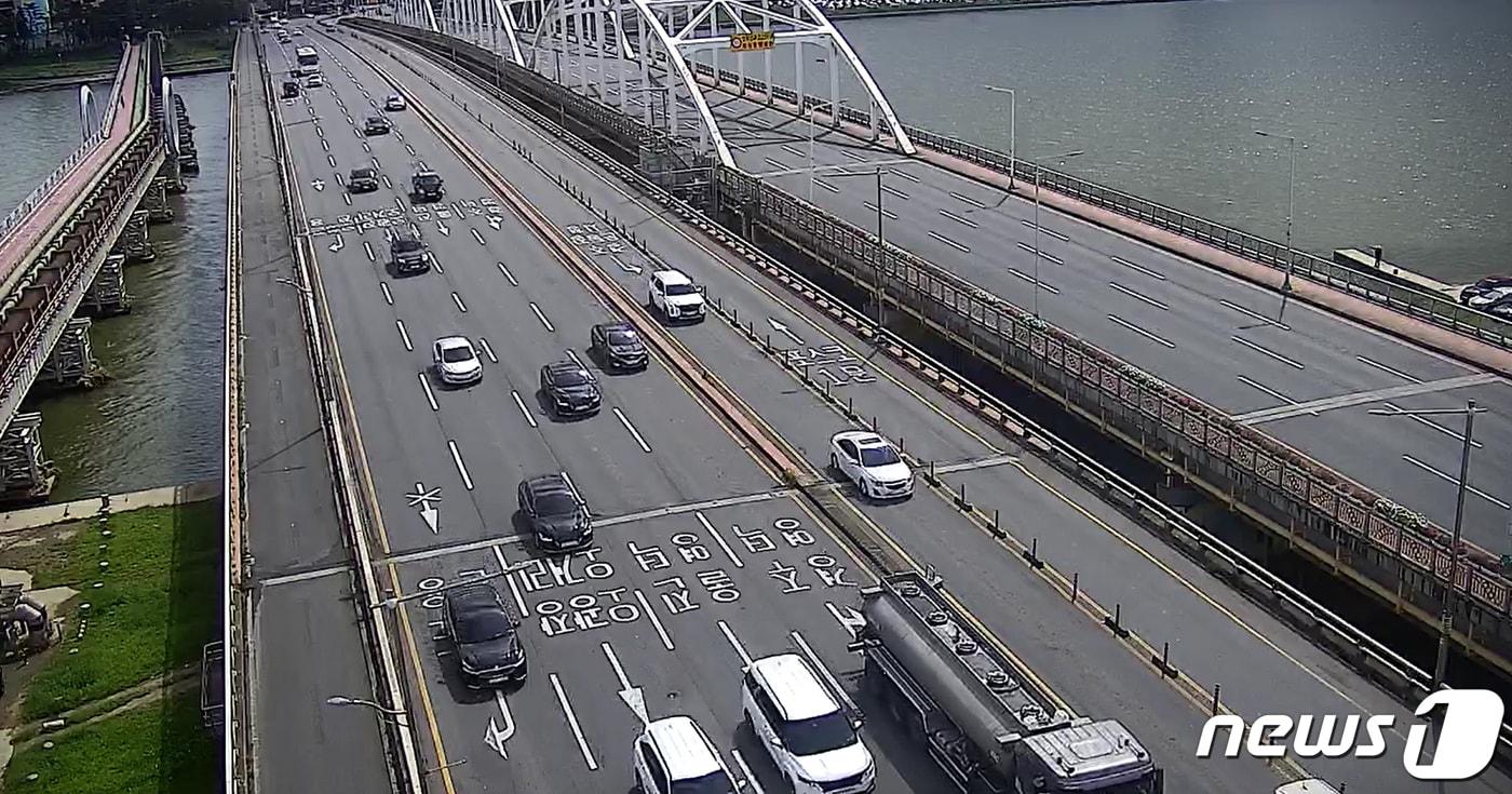 22일 오전 1시30분쯤 경북 포항시 남구 형산대교에서 뛰어내려 실종됐던 40대 남성의 시신이 발견됐다.(CCTV갈무리)2023.9.22/뉴스1 최창호 기자 