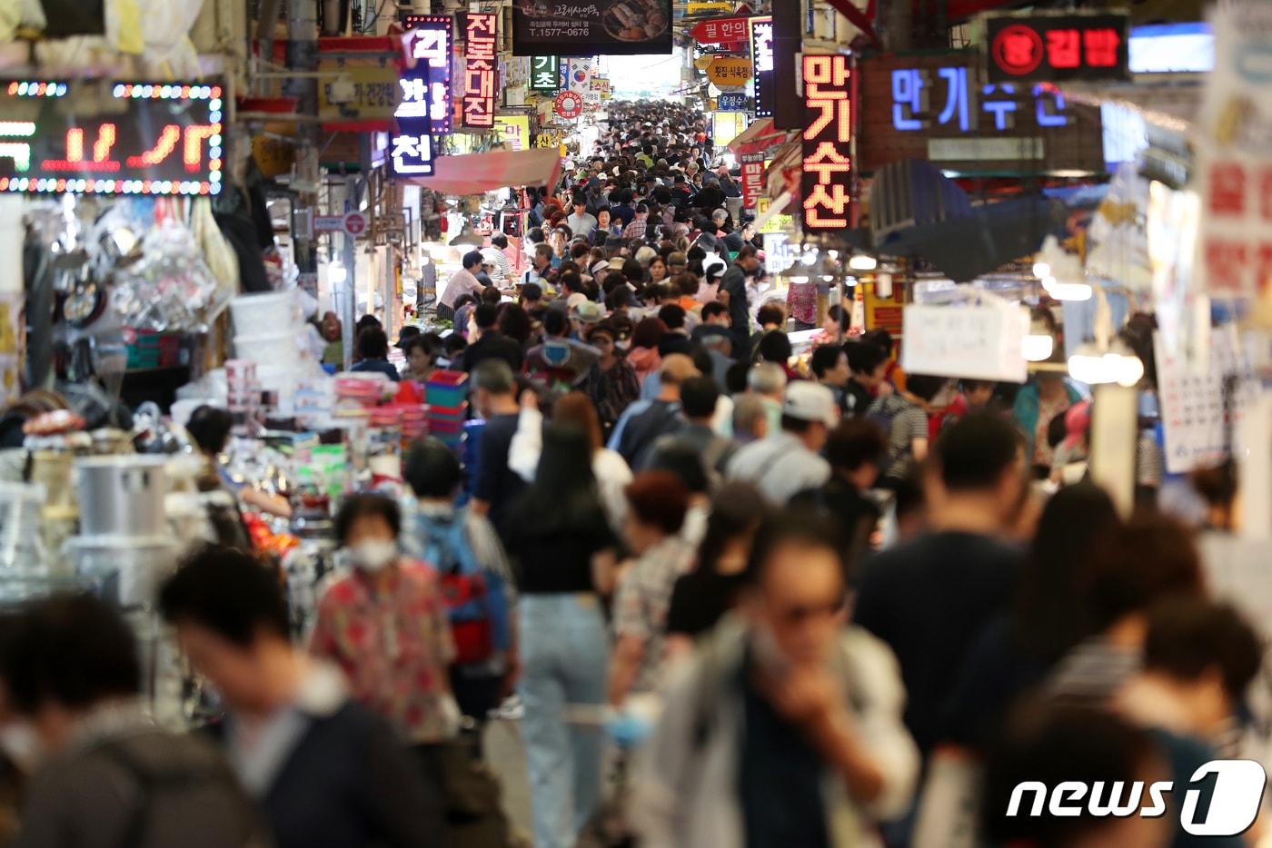 본문 이미지 - 부산 부산진구 부전시장이 제수용품을 구입하려는 시민들로 북적이는 모습.  ⓒ News1