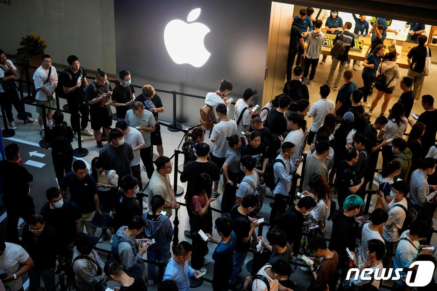 아이폰15 시리즈 출시 첫날인 22일 중국 상하이 애플 매장에서 아이폰15를 구매하러 온 시민들이 장사진을 치고 있다. 2023.09.22/ ⓒ 로이터=뉴스1 ⓒ News1 장성희 기자