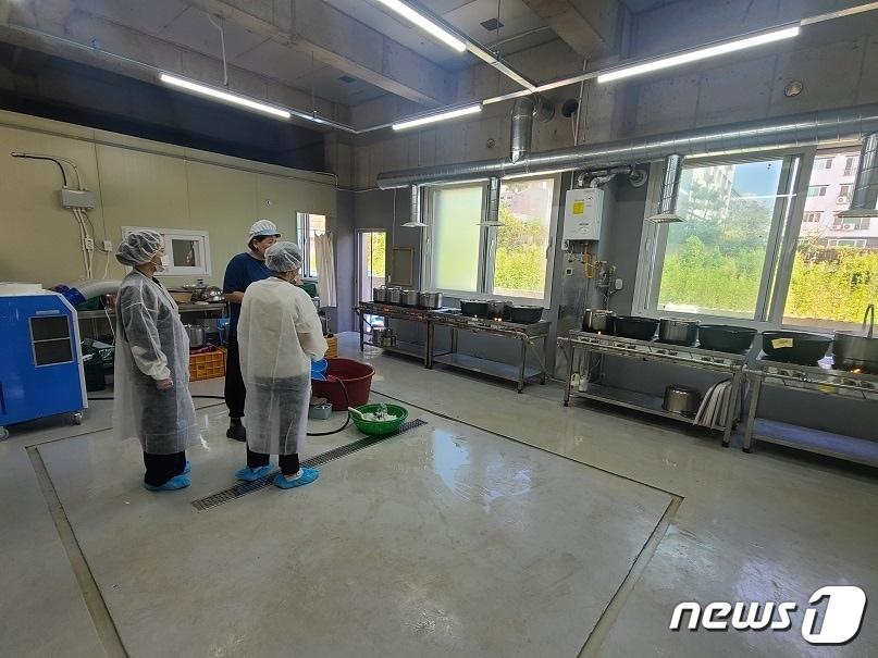 본문 이미지 - 경남도가 추석 성수식품을 취급하는 업체를 점검하는 모습(경남도 제공).