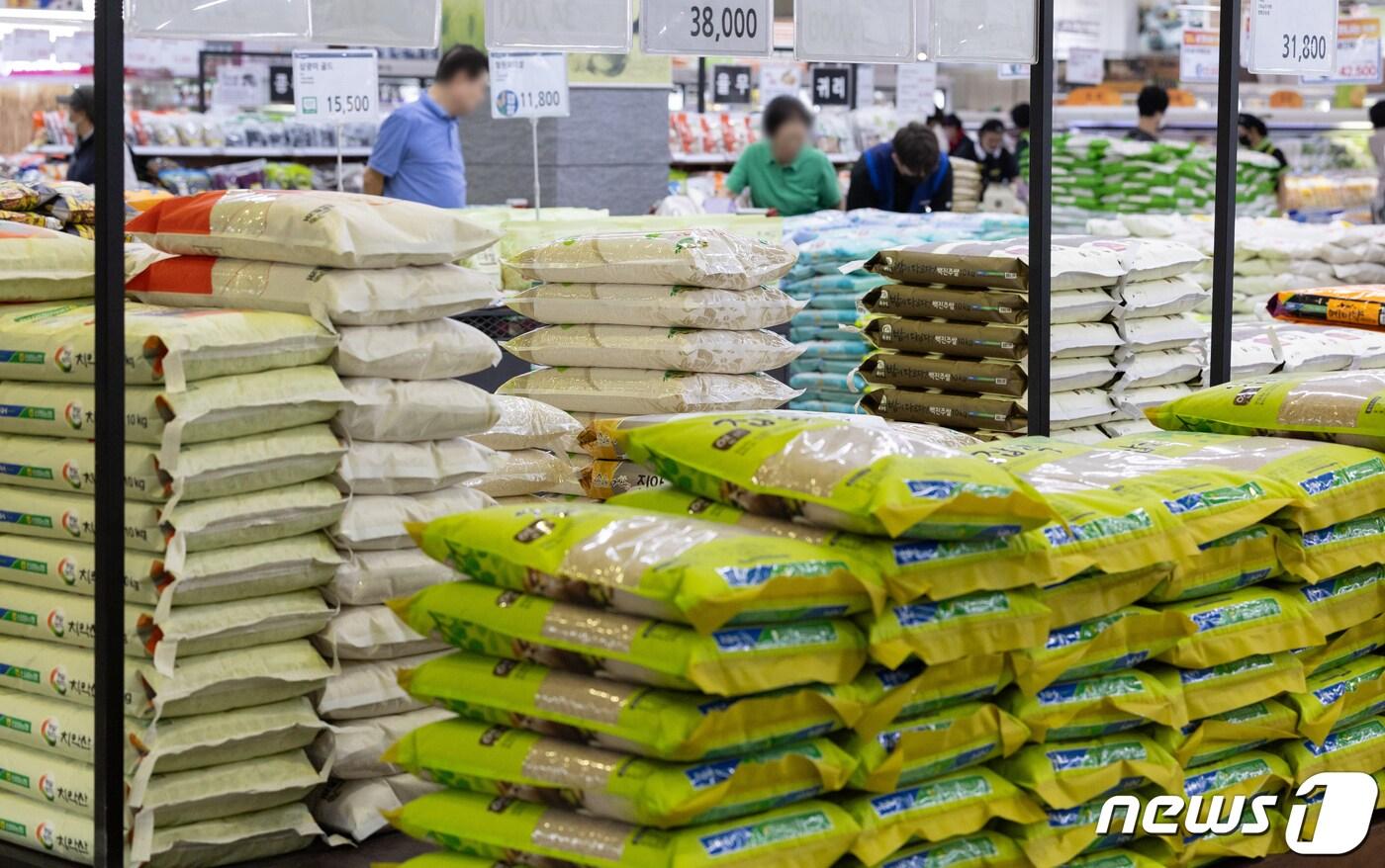 본문 이미지 - 서울의 한 대형마트에서 시민들이 쌀을 살펴보고 있다.  2023.9.22/뉴스1 ⓒ News1 이재명 기자