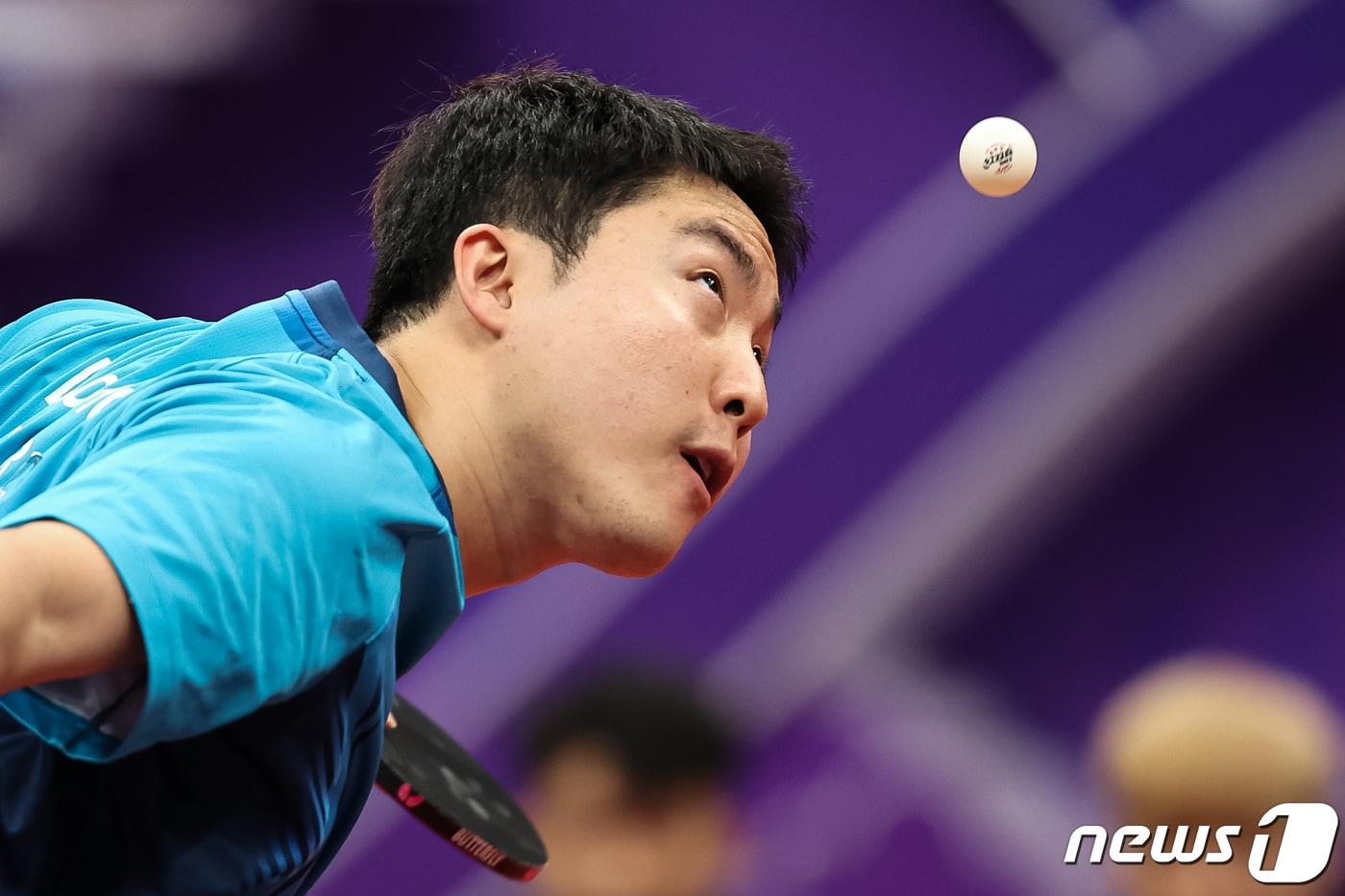 임종훈이 22일 중국 항저우 공슈 캐널 스포츠 파크 체육관에서 열린 2022 항저우 아시안게임 탁구 남자 단체전 조별리그 C조 1차전 대한민국과 마카오의 경기에서 서브를 넣고 있다. 2023.9.22/뉴스1 ⓒ News1 유승관 기자