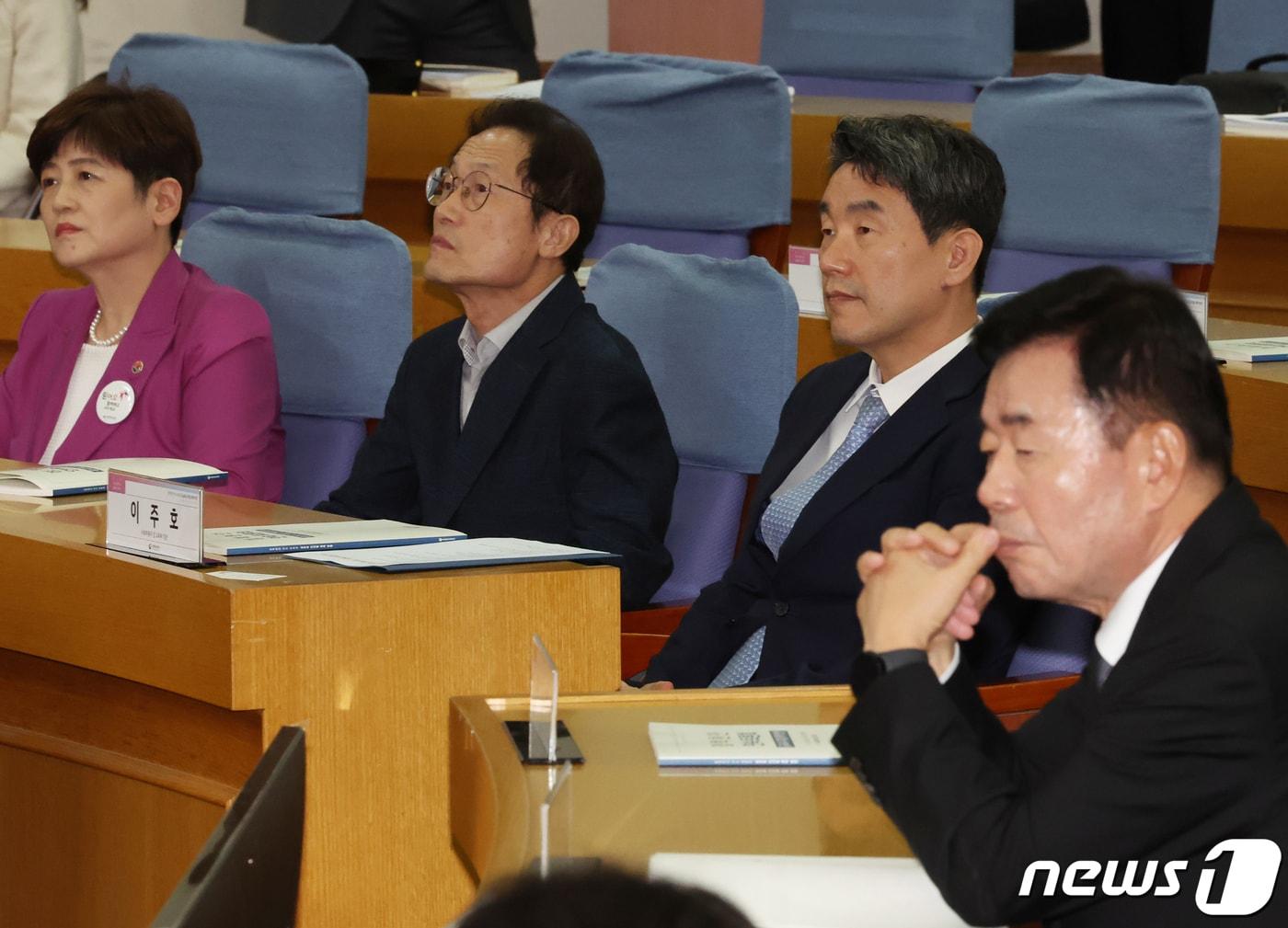 본문 이미지 - 김진표 국회의장(오른쪽부터)과 이주호 부총리 겸 교육부 장관, 조희연 서울교육감, 강은희 대구교육감. /뉴스1 ⓒ News1 송원영 기자