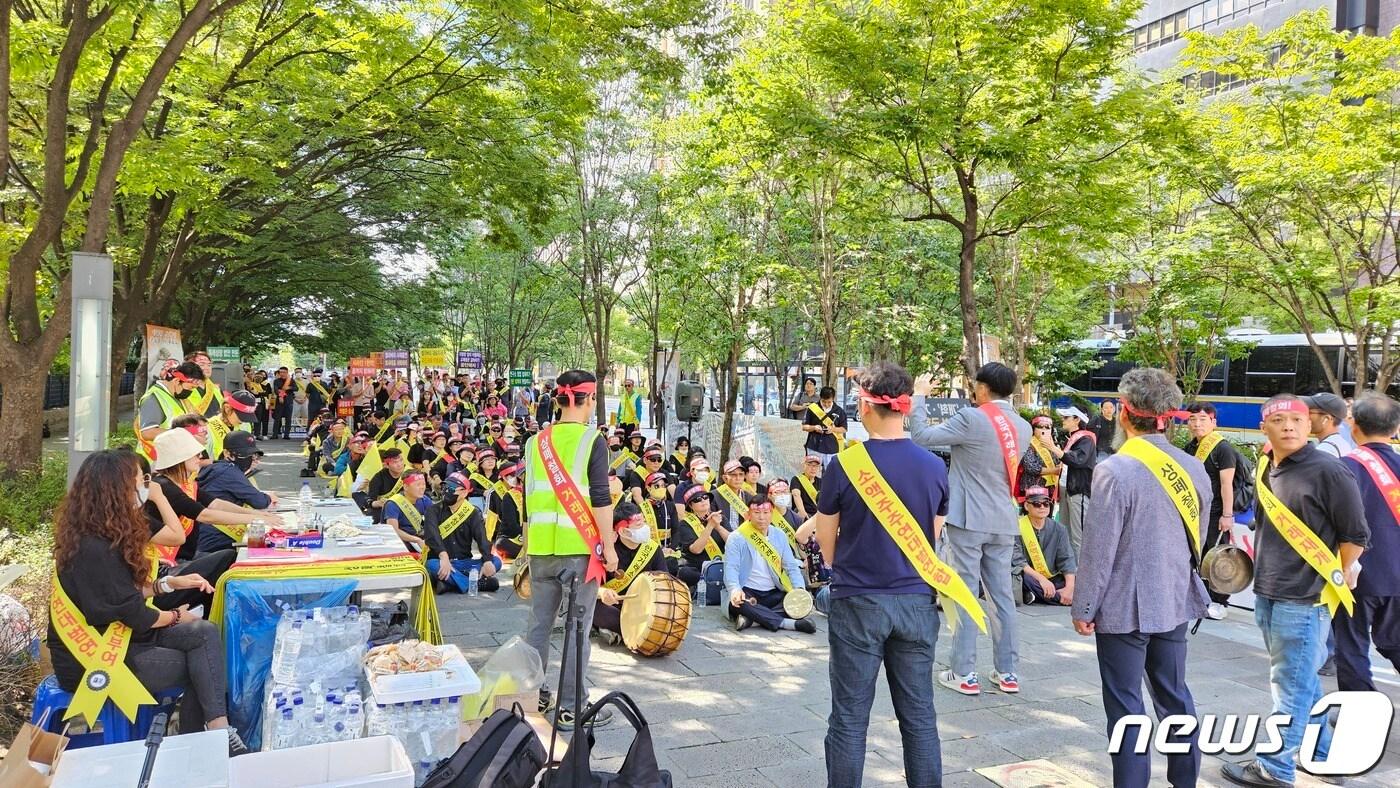 본문 이미지 - 22일 오후 1시 이화그룹 소액주주 연대가 여의도 한국거래소 앞에서 시위를 벌이고 있다./ⓒ 뉴스1 공준호 기자