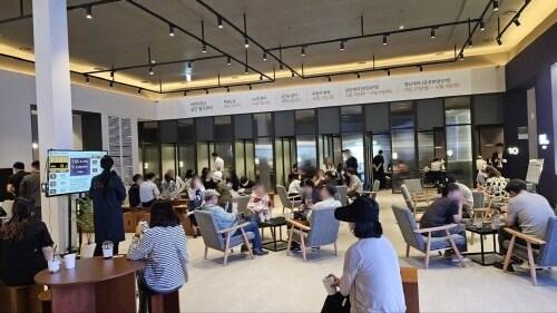 본문 이미지 - e편한세상 검단 웰카운티 견본주택 집객사진.(DL이앤씨 제공)