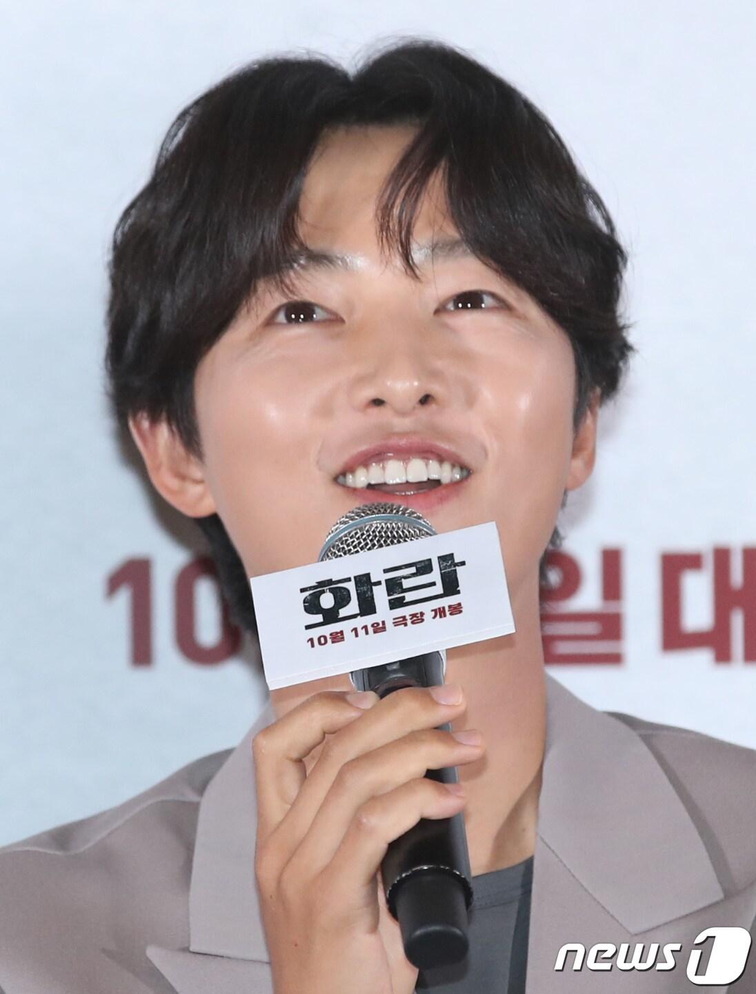 본문 이미지 - 배우 송중기가 22일 서울 강남구 메가박스 코엑스에서 열린 영화 '화란‘(감독 김창훈) 언론시사회에서 아빠 된 소감을 말하고 있다. '화란'은 지옥 같은 현실에서 벗어나고 싶은 소년 연규(홍사빈 분)가 조직의 중간 보스 치건(송중기) 분을 만나 위태로운 세계에 함께 하게 되며 펼쳐지는 이야기를 그린 작품이다. 2023.9.22/뉴스1 ⓒ News1 권현진 기자