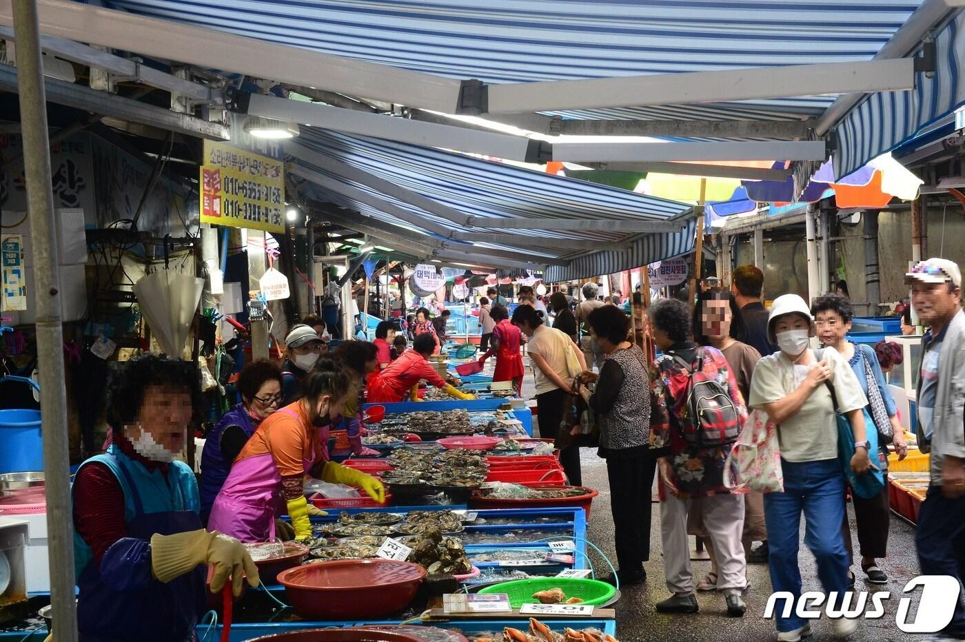 본문 이미지 - 추석을 일주일 앞둔 22일 오후 마산어시장. 시장을 찾은 시민들이 상품을 둘러보고 있다. 2023.9.22 ⓒ 뉴스1 박민석 기자