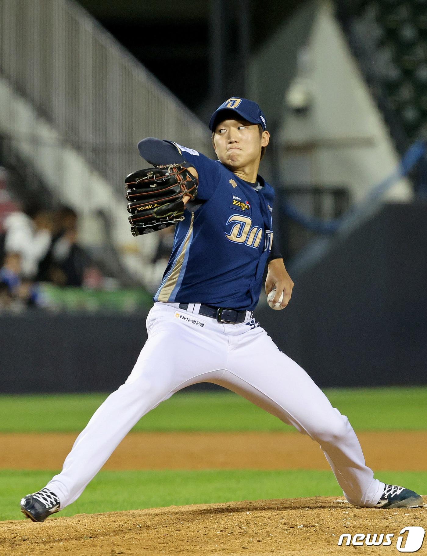 본문 이미지 - 22일 오후 서울 잠실야구장에서 열린 프로야구 '2023 신한은행 SOL KBO리그' LG트윈스와 NC 다이노스의 경기 4회말 구원 등판한 NC 구창모가 역투하고 있다. 2023.9.22/뉴스1 ⓒ News1 장수영 기자
