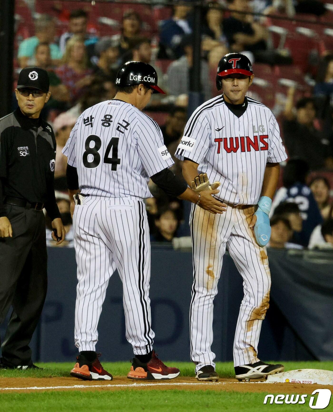 본문 이미지 - 22일 오후 서울 잠실야구장에서 열린 프로야구 '2023 신한은행 SOL KBO리그' LG트윈스와 NC 다이노스의 경기 7회말 LG공격 무사 1루상황에서 1루주자 최승민이 도루와 상대 실책을 틈타 3루에 안착하고 있다. 2023.9.22/뉴스1 ⓒ News1 장수영 기자