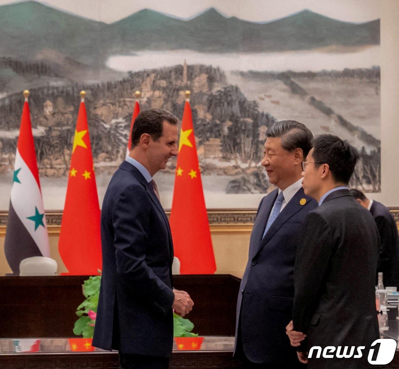 본문 이미지 - 시진핑 중국 국가주석이 22일(현지시간) 항저우 시후 영빈관에서 바샤르 알 아사드 시리아 대통령과 만나고 있다. 2023.09.22/뉴스1 ⓒ 로이터=뉴스1 ⓒ News1 김민수 기자