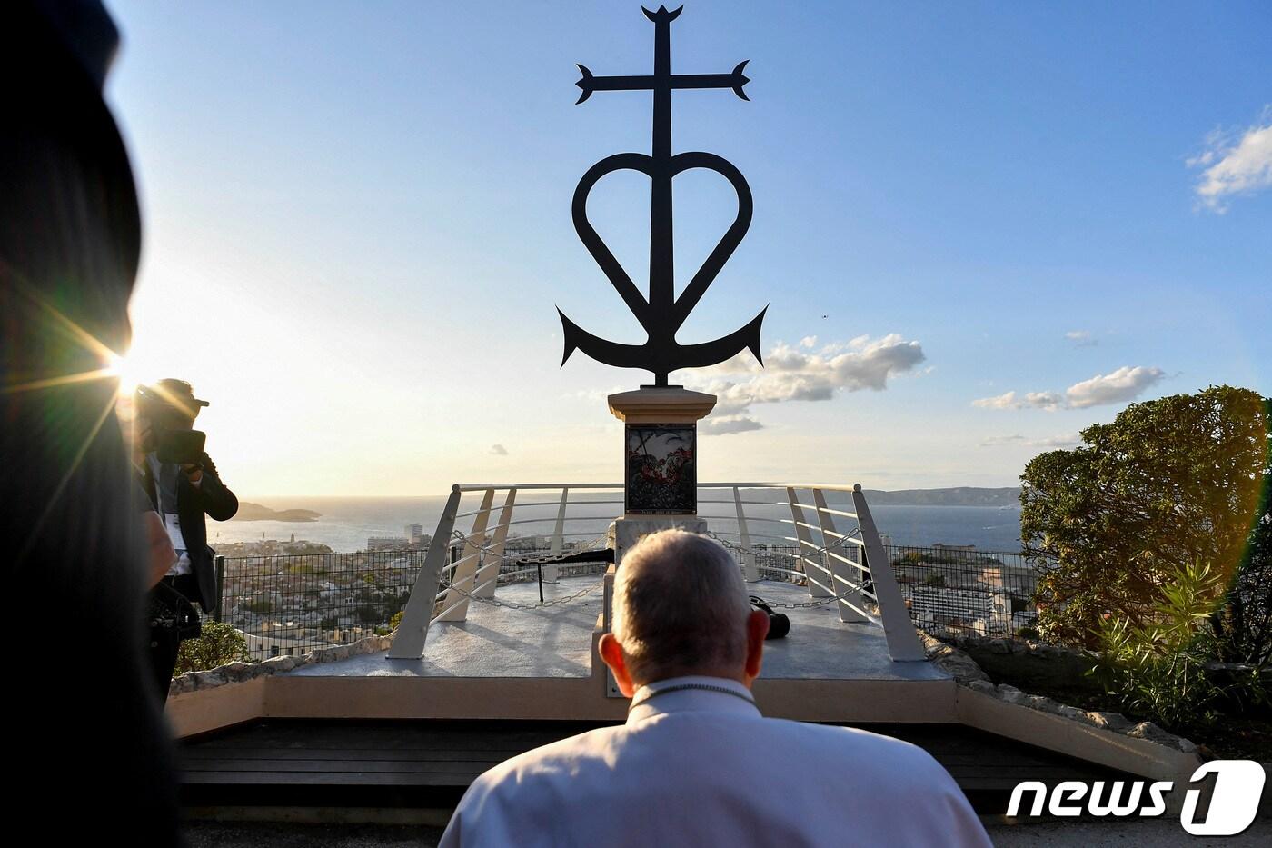 22일(현지시간) 프랑스 남부 마르세유를 방문한 프란치스코 교황이 바다에서 실종된 선원과 이주민을 기리는 추모비 앞에서 묵상하고 있다. 2023.09.22/뉴스1 ⓒ 로이터=뉴스1 ⓒ News1 김민수 기자