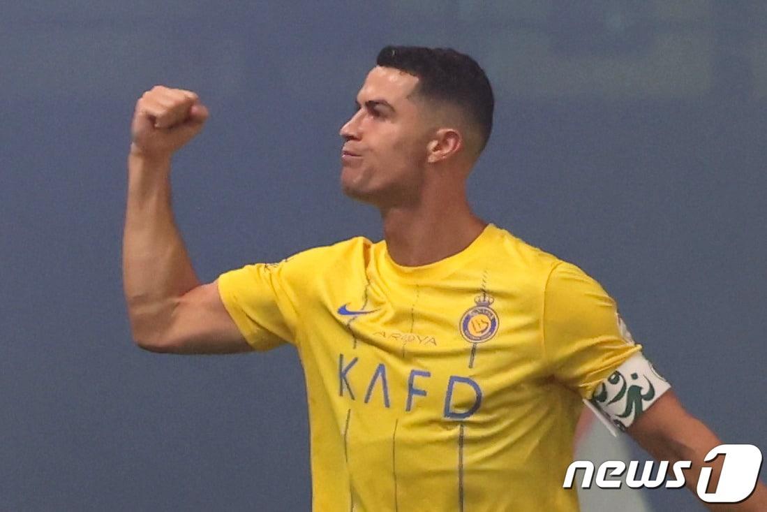 본문 이미지 - 알아흘리전 멀티골을 넣은 호날두. ⓒ AFP=뉴스1