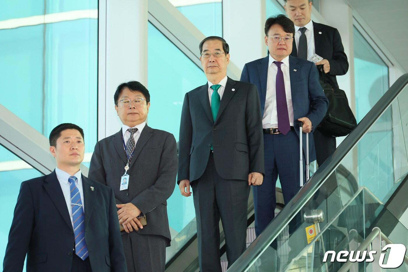 본문 이미지 - 한덕수 국무총리가 23일 오전 2022 항저우 아시안게임 개막식 참석을 하기 위해 인천국제공항을 통해 출국하고 있다.(국무총리실 제공) 2023.9.23/뉴스1