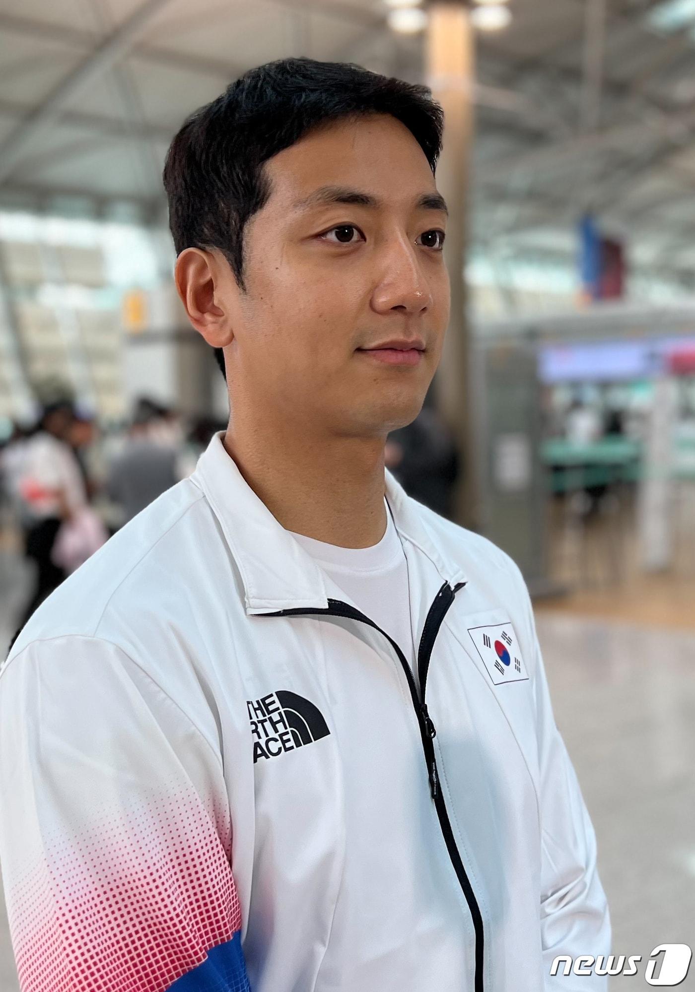 본문 이미지 - 2022 항저우 아시안게임에 출전하는 남자 농구 대표팀 허훈이 23일 인천국제공항을 통해 항저우로 출국 전 취재진과 인터뷰하고 있다. 2023.9.23/뉴스1 ⓒ News1 이상철 기자