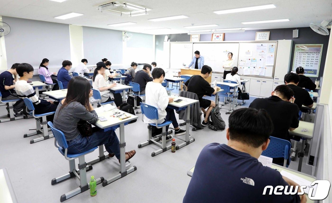 본문 이미지 - 국가공무원 7급 공개경쟁 채용 제2차 시험장인 서울 서초구의 한 시험장에서 수험생들이 시험 시작을 기다리고 있다. (인사혁신처 제공)/뉴스1