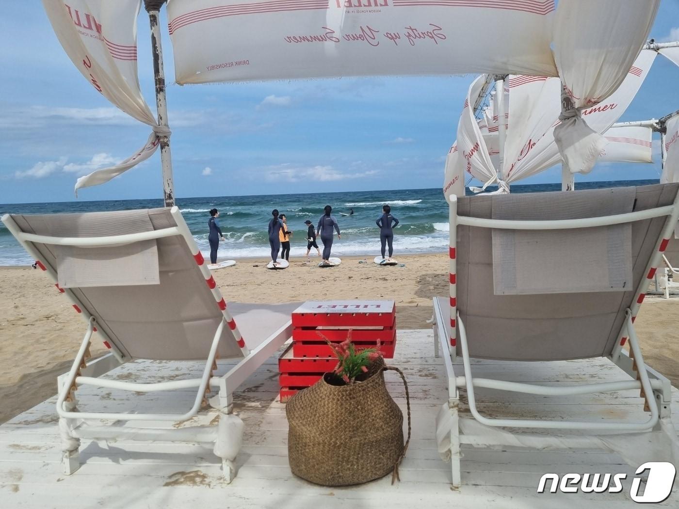 본문 이미지 - 추석 연휴를 앞둔 주말인 23일 강원 양양군 현북면 중광정리 서피비치에서 새내기 서퍼들이 강습을 받고 있다. 2023.9.23/뉴스1 윤왕근 기자