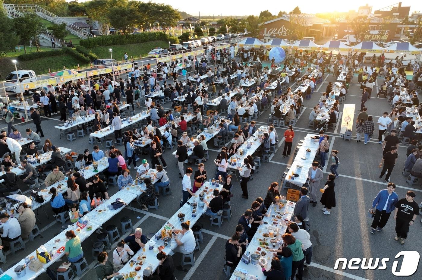 본문 이미지 - 지난 22일 전북 완주군청 야외 주차장에서 '일맥상통' 행사가 열렸다.(완주군 제공)2023.9.23/뉴스1