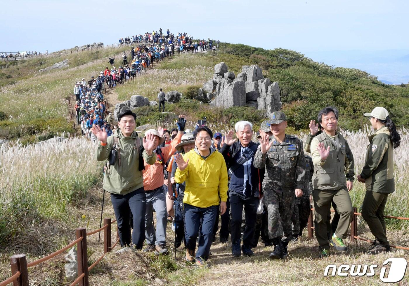 강기정 광주시장이 지난 2023년 9월 23일 오전 무등산 서석대 일원에서 열린 &#39;무등산 정상 상시개방 개통식&#39;에 참석해 시민들과 인왕봉을 오르고 있다.&#40;광주시 제공. 재판매 및 DB 금지&#41;2023.9.23/뉴스1 