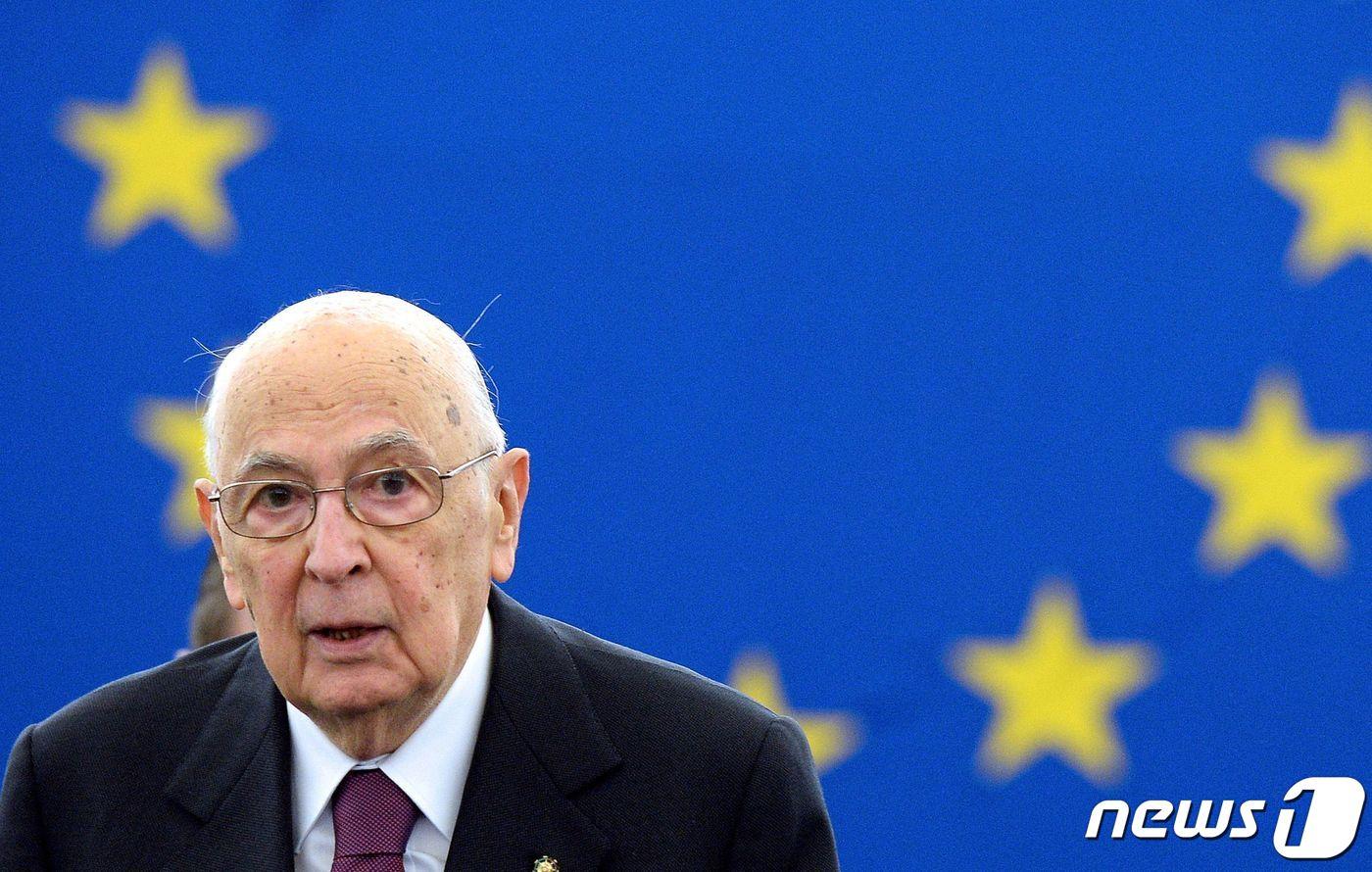 프랑스 동부 스트라스부르 유럽의회(EU)에서 조르조 나폴리타노 이탈리아 전 대통령이 EU기를 배경으로 연설하고 있다. 2014.02.04/ ⓒ AFP=뉴스1 ⓒ News1 권진영 기자