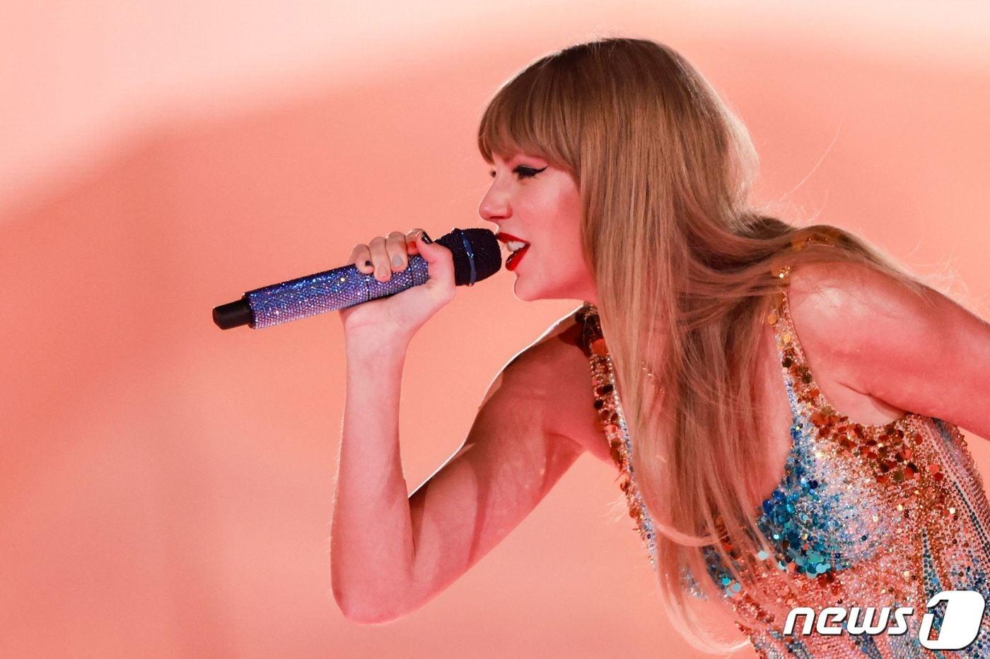 본문 이미지 - 미국 캘리포니아 잉글우드에서 테일러 스위프트가 콘서트를 열고 있다 .2023.08.07/ ⓒ AFP=뉴스1 ⓒ News1 권진영 기자