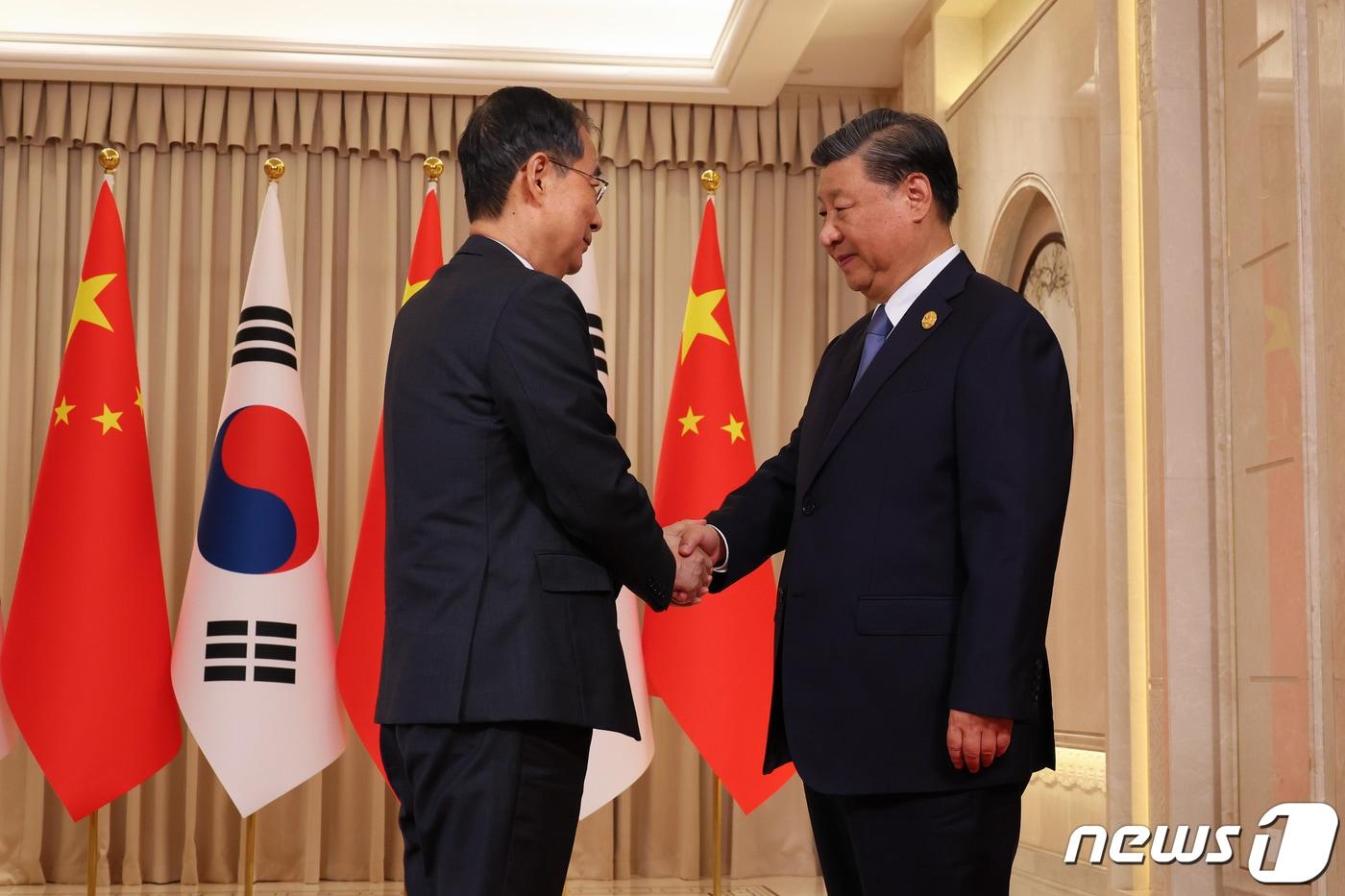 2022 항저우 아시안게임 개막식 참석하기 위해 중국을 방문한 한덕수 국무총리가 23일 오후 중국 항저우 저장성 항저우 시후 국빈관에서 시진핑 중국 국가 주석과 만나 악수를 하고 있다. (국무총리실 제공) 2023.9.23/뉴스1