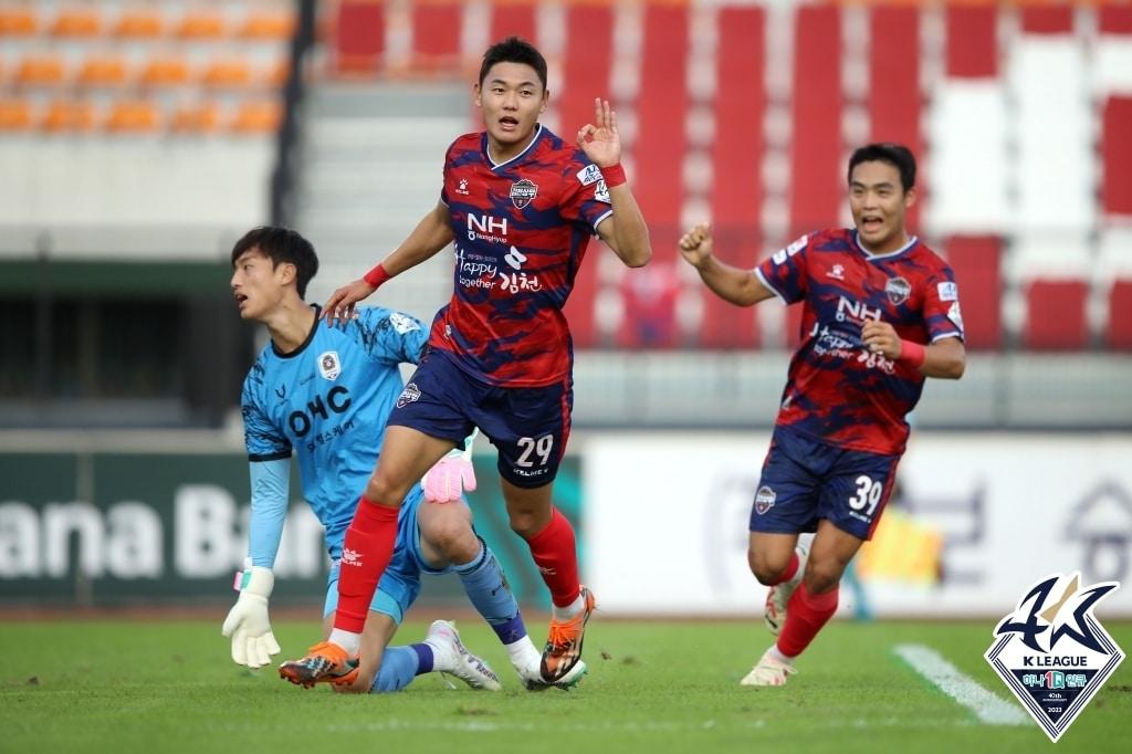 본문 이미지 - 해트트릭을 달성한 김천상무 정치인(한국프로축구연맹 제공)