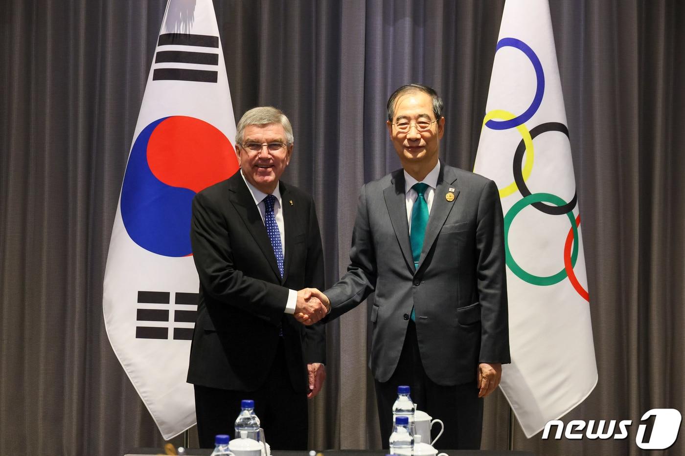 본문 이미지 - 2022 항저우 아시안게임 개회식에 참석하기 위해 중국을 방문한 한덕수 국무총리가 23일 중국 항저우 하얏트 호텔에서 토마스 바흐 IOC 위원장을 만나 악수하고 있다. (국무총리실 제공) 2023.9.23/뉴스1