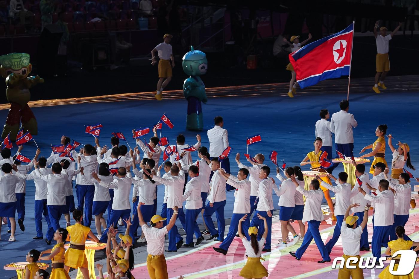 본문 이미지 - 지난 2023년 중국 항저우 올림픽 스포츠센터 스타디움에서 열린 '2022 제19회 항저우 아시안게임' 개회식에서 북한 선수단이 입장하고 있다. 2023.9.23 ⓒ 뉴스1 유승관 기자