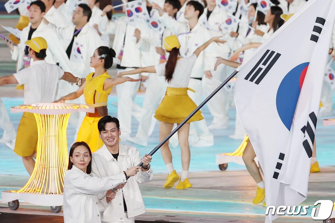 본문 이미지 - 23일 오후 중국 항저우 올림픽 스포츠센터 스타디움에서 열린 '2022 제19회 항저우 아시안게임' 개회식에서 대한민국 선수단 기수 구본길(펜싱)과 김서영(수영)이 태극기를 들고 입장하고 있다. 2023.9.24/뉴스1 ⓒ News1 민경석 기자