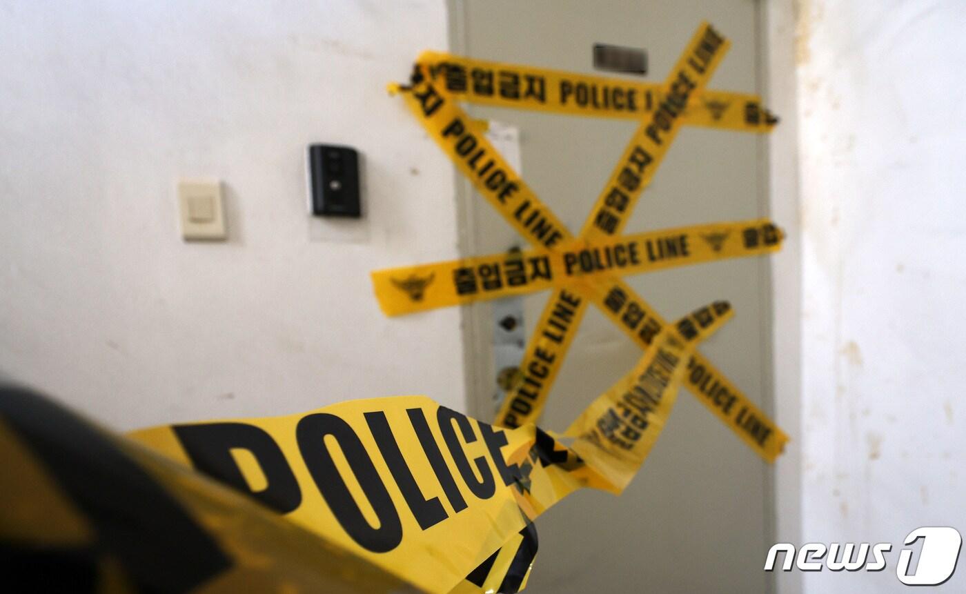 본문 이미지 - 지난 23일 서울 송파구의 아파트와 빌라, 경기 김포의 호텔 등 세 곳에서 일가족 5명이 숨진 채 발견되는 사건이 발생했다. 사진은 24일 A씨의 남편과 시어머니, 시누이가 숨진 채 발견된 서울 송파구 한 빌라에 설치된 폴리스 라인. 2023.9.24/뉴스1 ⓒ News1 김성진 기자