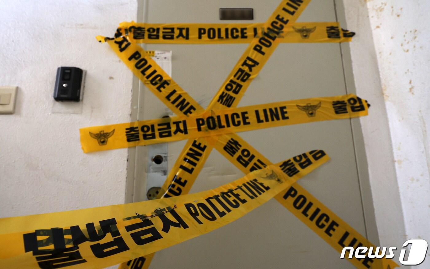 본문 이미지 - 지난 23일 서울 송파구의 아파트와 빌라, 경기 김포의 호텔 등 세 곳에서 일가족 5명이 숨진 채 발견되는 사건이 발생했다. 사진은 24일 A씨의 남편과 시어머니, 시누이가 숨진 채 발견된 서울 송파구 한 빌라에 설치된 폴리스 라인. 2023.9.24/뉴스1 ⓒ News1 김성진 기자