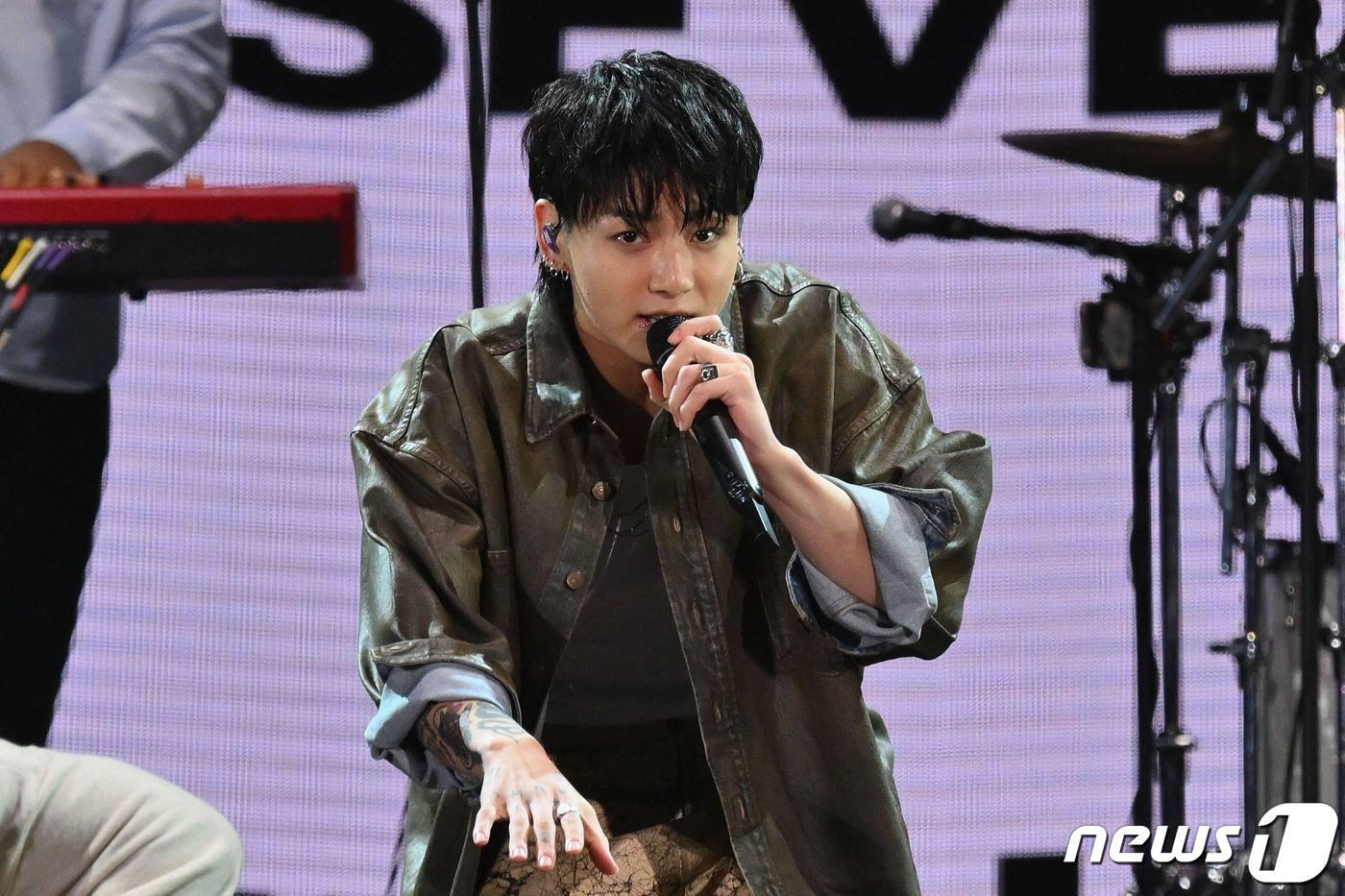 방탄소년단(BTS)의 정국이 뉴욕 센트럴파크에서 열린 '글로벌 시티즌 페스티벌'에서 노래하고 있다. 2023.09.23. ⓒ AFP=뉴스1