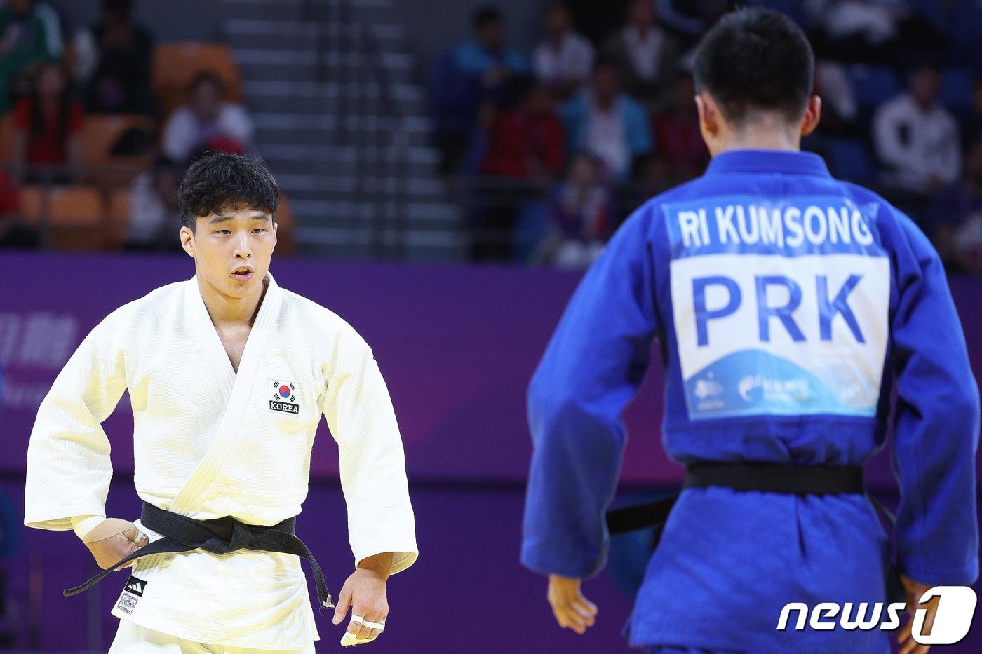 24일 오전 중국 항저우 샤오샨 린푸 체육관에서 열린 2022 항저우 아시안게임 유도 남자 66kg급 16강 한국 안바울과 북한 리금성이 경기를 마친 후 인사하고 있다. 항저우 아시안게임 첫 남북 경기이자 5년 만의 남북 맞대결 경기는 안바울이 절반으로 리금성을 이겼다.2023.9.24/뉴스1 ⓒ News1 신웅수 기자