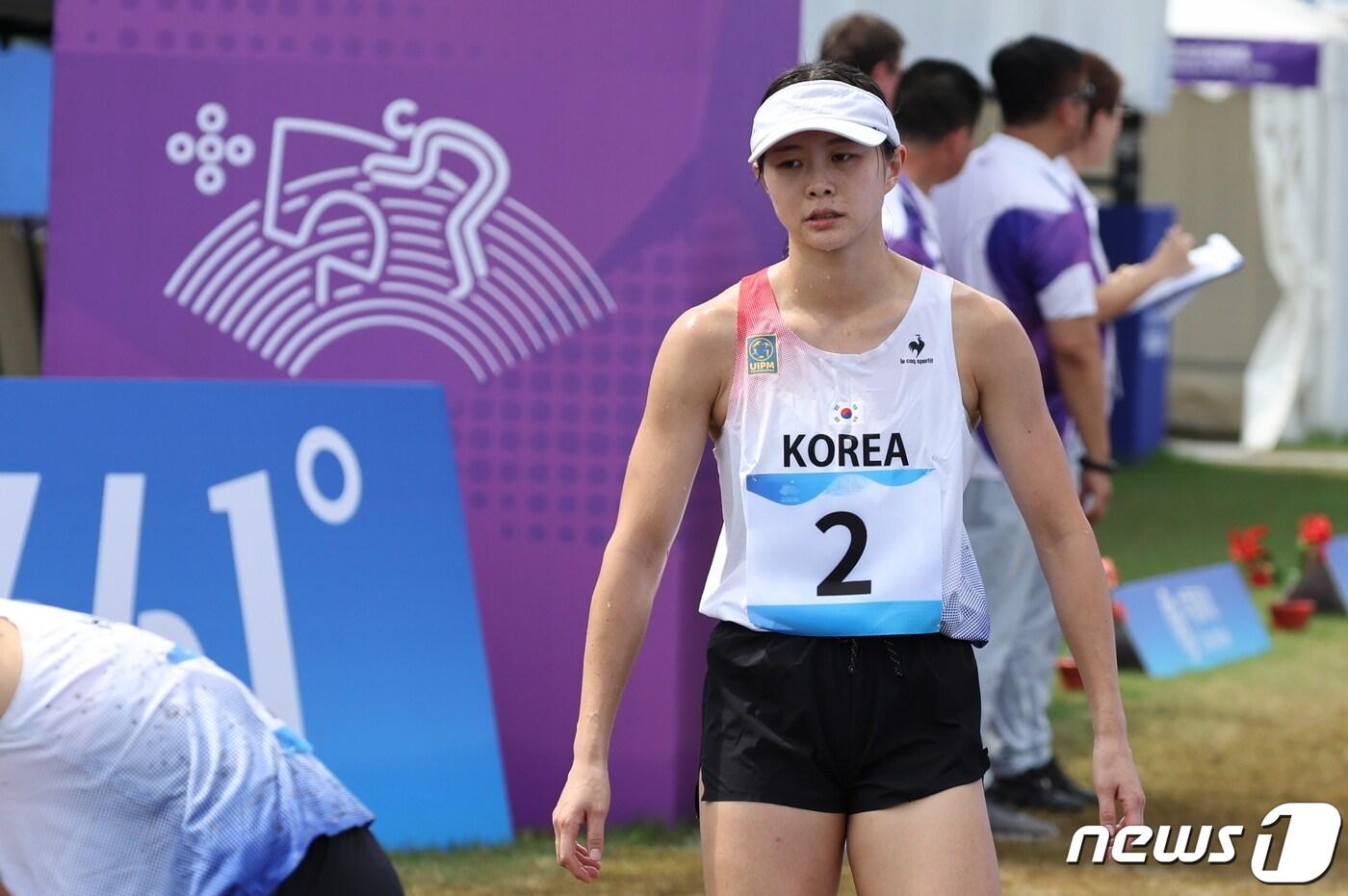 김선우가 24일 중국 항저우 푸양 인후 스포츠센터에서 열린 근대5종 여자 개인 결선 레이저런에서 2위로 들어와 숨을 고르고 있다. 근대5종 김선우의 은메달은 대한민국의 항저우 아시안게임 첫 메달이다. 2023.9.24/뉴스1 ⓒ News1 유승관 기자