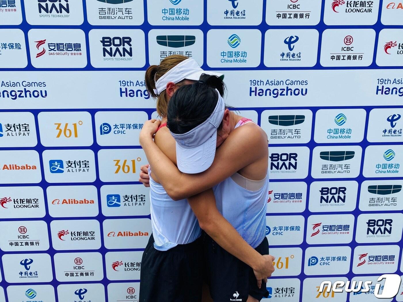 본문 이미지 - 여자 근대5종 대표팀 김세희(왼쪽)와 김선우가 인터뷰 도중 단체전 동메달 소식을 듣고 오열하고 있다.