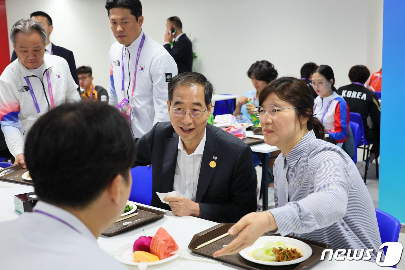 본문 이미지 - 한덕수 국무총리가 24일 장미란 문화체육관광부 차관과 함께 2022 하계아시아경기대회에 참가한 선수들과 조찬을 함께하고 있다/(총리실 제공)/