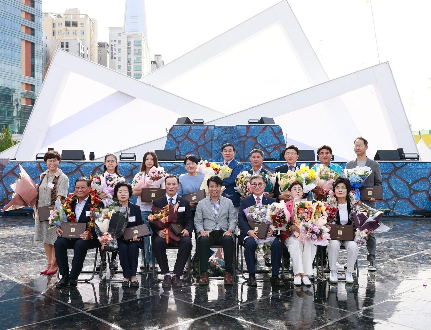본문 이미지 - 서울 송파구는 지난 22일 올림픽공원 평화의 문 광장에서 제32회 '송파구민의 날' 기념식을 개최했다고 24일 밝혔다. (송파구 제공)