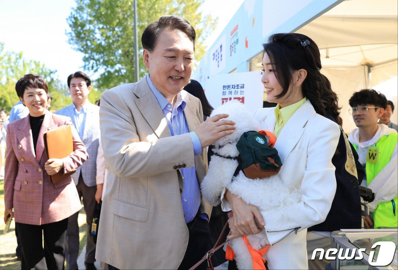 본문 이미지 - 윤석열 대통령과 김건희 여사가 2023년 9월 24일 서울 용산어린이정원에서 열린 추석맞이 팔도장터를 깜짝 방문해 반려견 써니를 쓰다듬으며 대화하고 있다. (대통령실 제공) 2023.9.24/뉴스1 ⓒ News1 오대일 기자