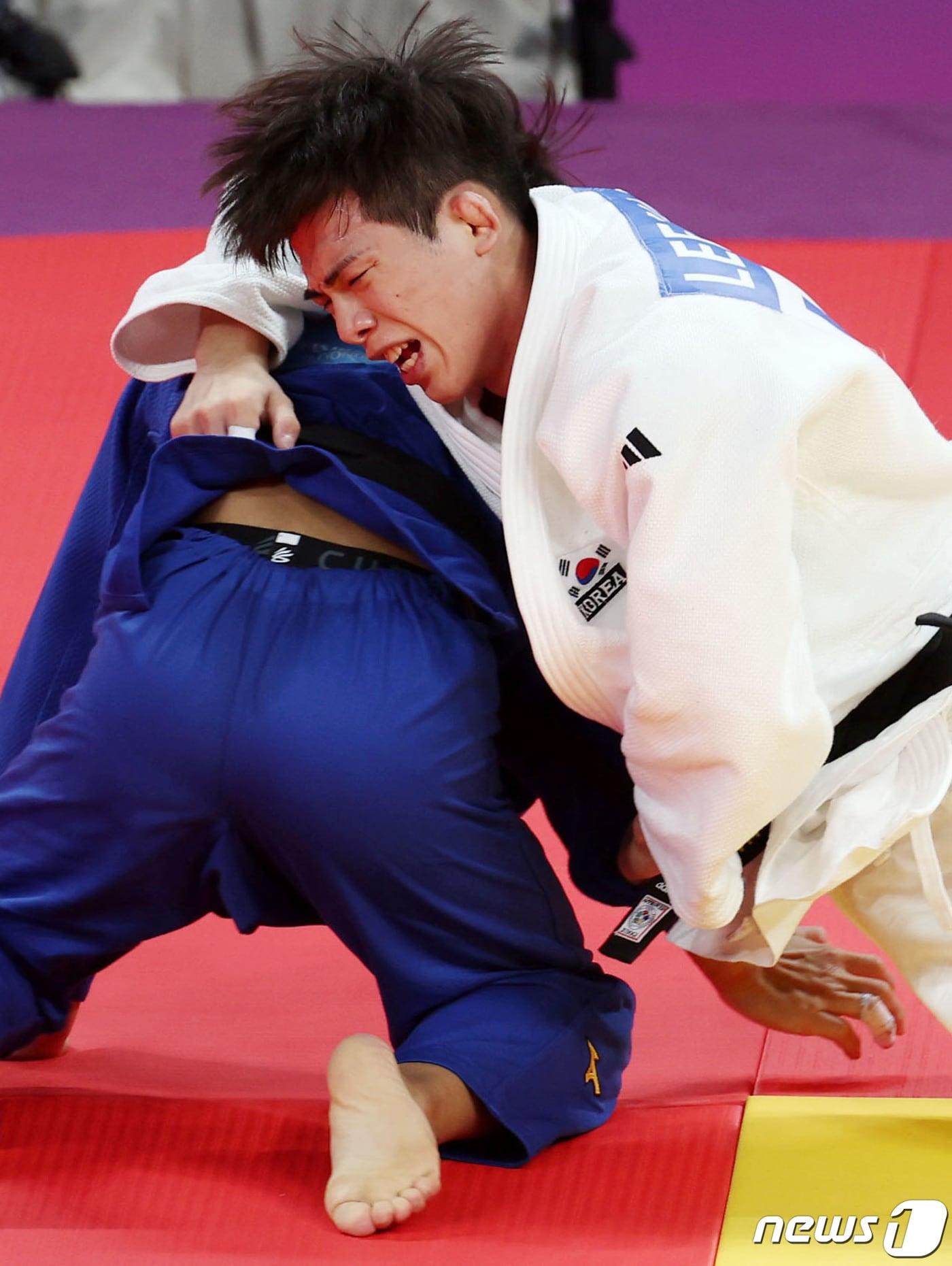 본문 이미지 - 24일 오후 중국 항저우 샤오샨 린푸 체육관에서 열린 2022 항저우 아시안게임 유도 남자 60kg급 대한민국 이하림이 대만 양융웨이의 결승전에서 절반패를 당해 아쉬워하고 있다. 2023.9.24/뉴스1 ⓒ News1 민경석 기자