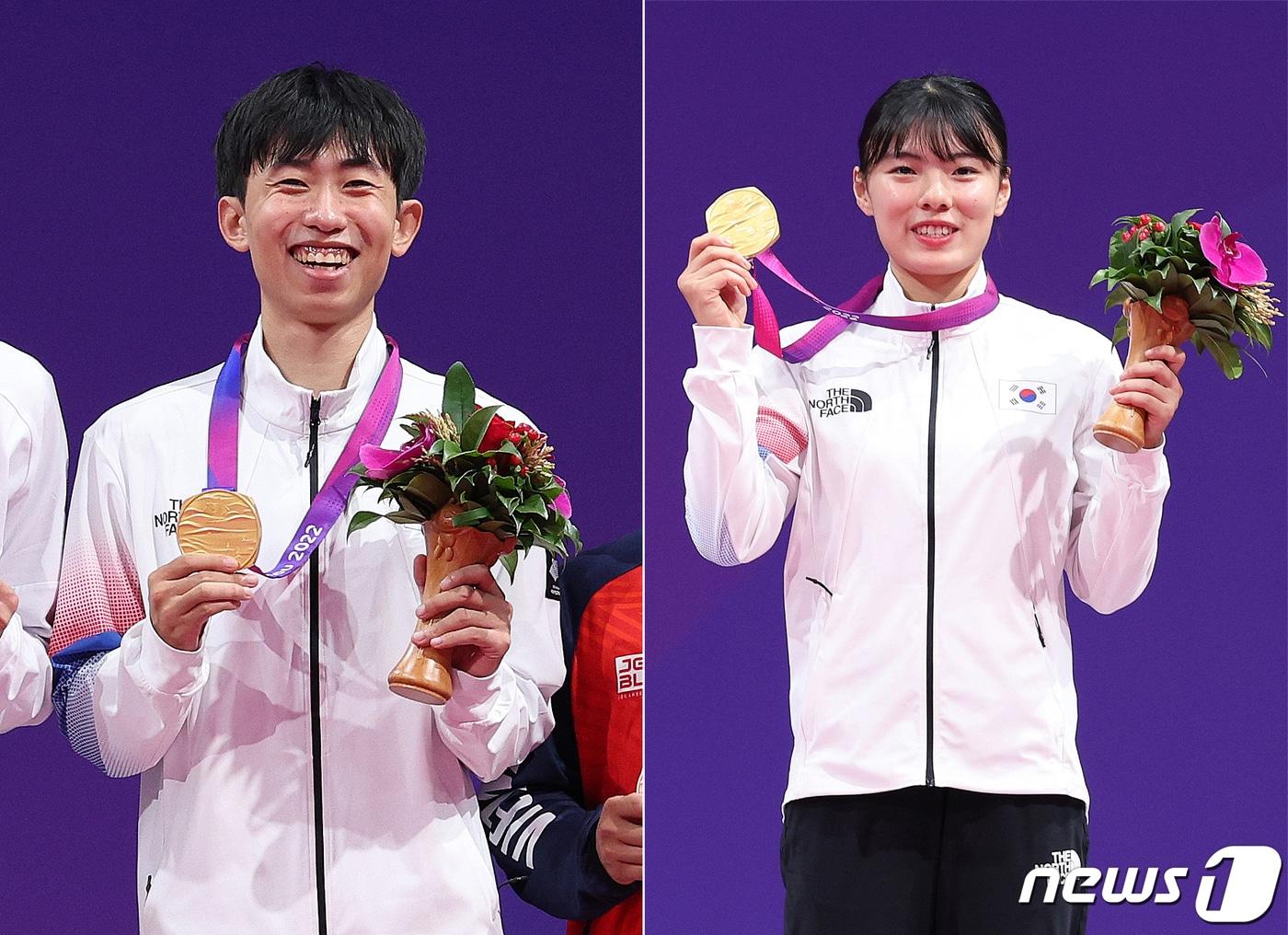 본문 이미지 - 24일 오후 중국 항저우 린안 스포츠문화·전시센터에서 열린 2022 항저우 아시안게임 태권도 품새 남자 개인전 결승에서 1위를 차지한 강완진(왼쪽 사진)과 여자 개인전 결승에서 1위를 차지한 차예은이 메달 수여식 단상에 올라 금메달을 들어 보이고 있다. 2023.9.24/뉴스1 ⓒ News1 신웅수 기자