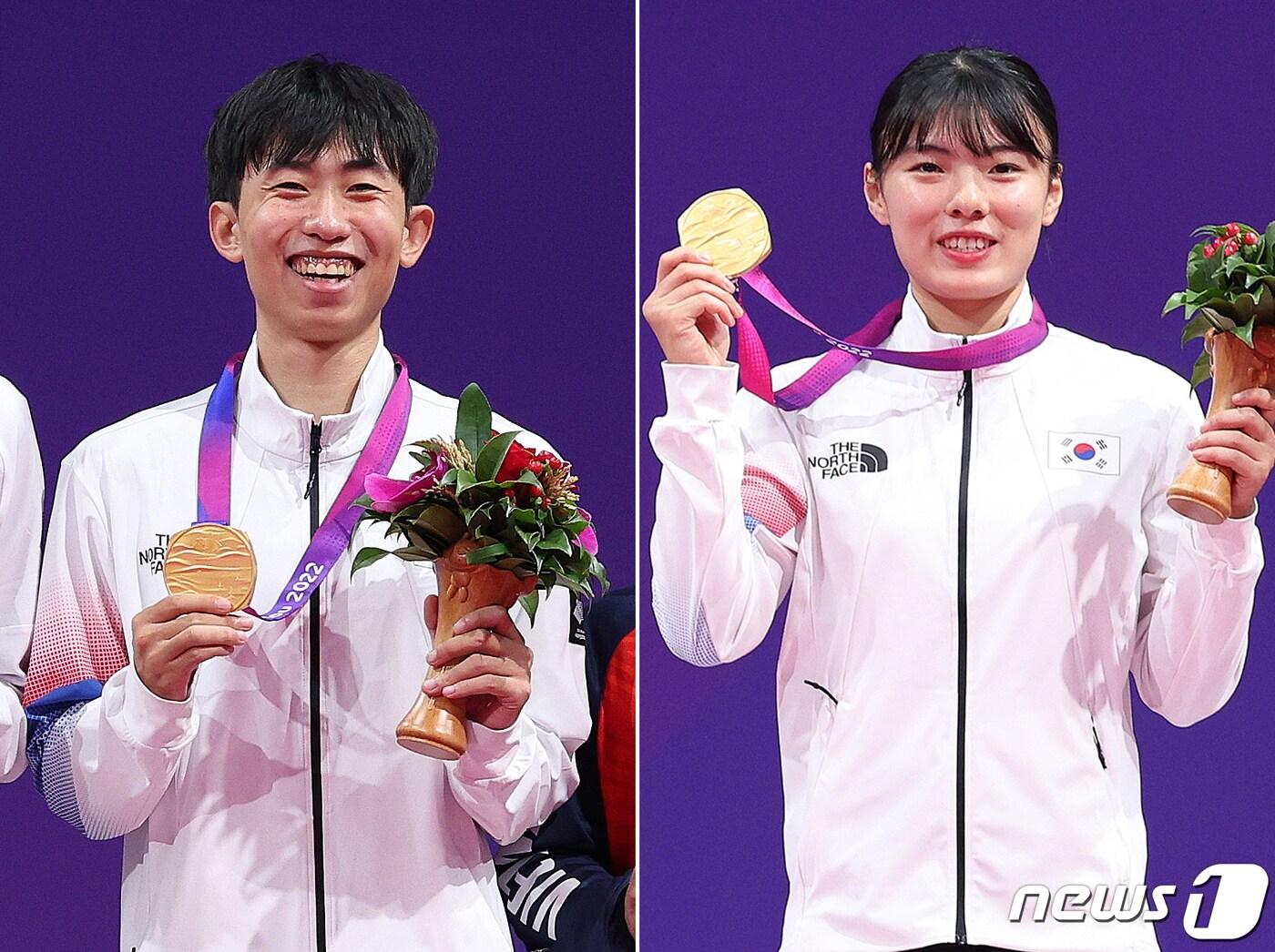 본문 이미지 - 24일 오후 중국 항저우 린안 스포츠문화·전시센터에서 열린 2022 항저우 아시안게임 태권도 품새 남자 개인전 결승에서 1위를 차지한 강완진(왼쪽 사진)과 여자 개인전 결승에서 1위를 차지한 차예은이 메달 수여식 단상에 올라 금메달을 들어 보이고 있다. 2023.9.24/뉴스1 ⓒ News1 신웅수 기자