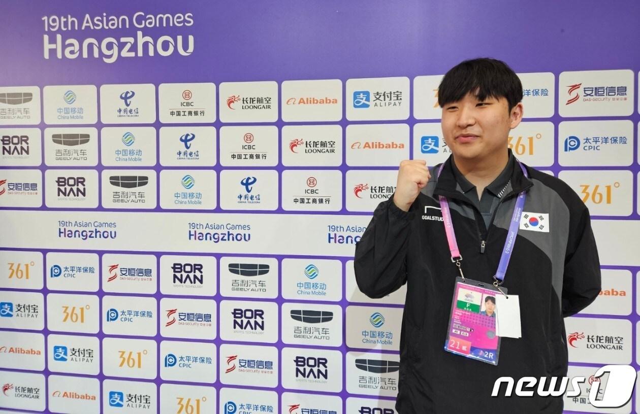 본문 이미지 - 접전 끝에 승리를 거둔 e스포츠 국가대표 곽준혁(KT롤스터·23)이 경기 직후 믹스트존에서 취재진과 인터뷰를 하고 있다. 2023.9.24/뉴스1 ⓒ News1 박소은 기자