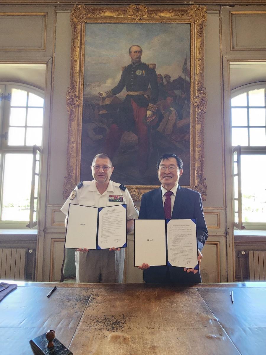 본문 이미지 - 백승주 전쟁기념사업회장(오른쪽)과 앙리 드 메들리지 프랑스 앵발리드 육군박물관장. (전쟁기념사업회 제공)