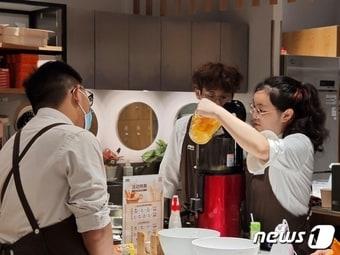 본문 이미지 - 오렌지 초콜릿 쇼트 케이크 쿠킹클래스 이미지 (휴롬 제공)